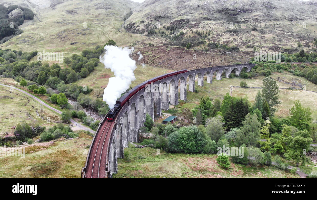Dampfzug der Überquerung der Glenfinnan Viaduct, Luftaufnahme von Drone