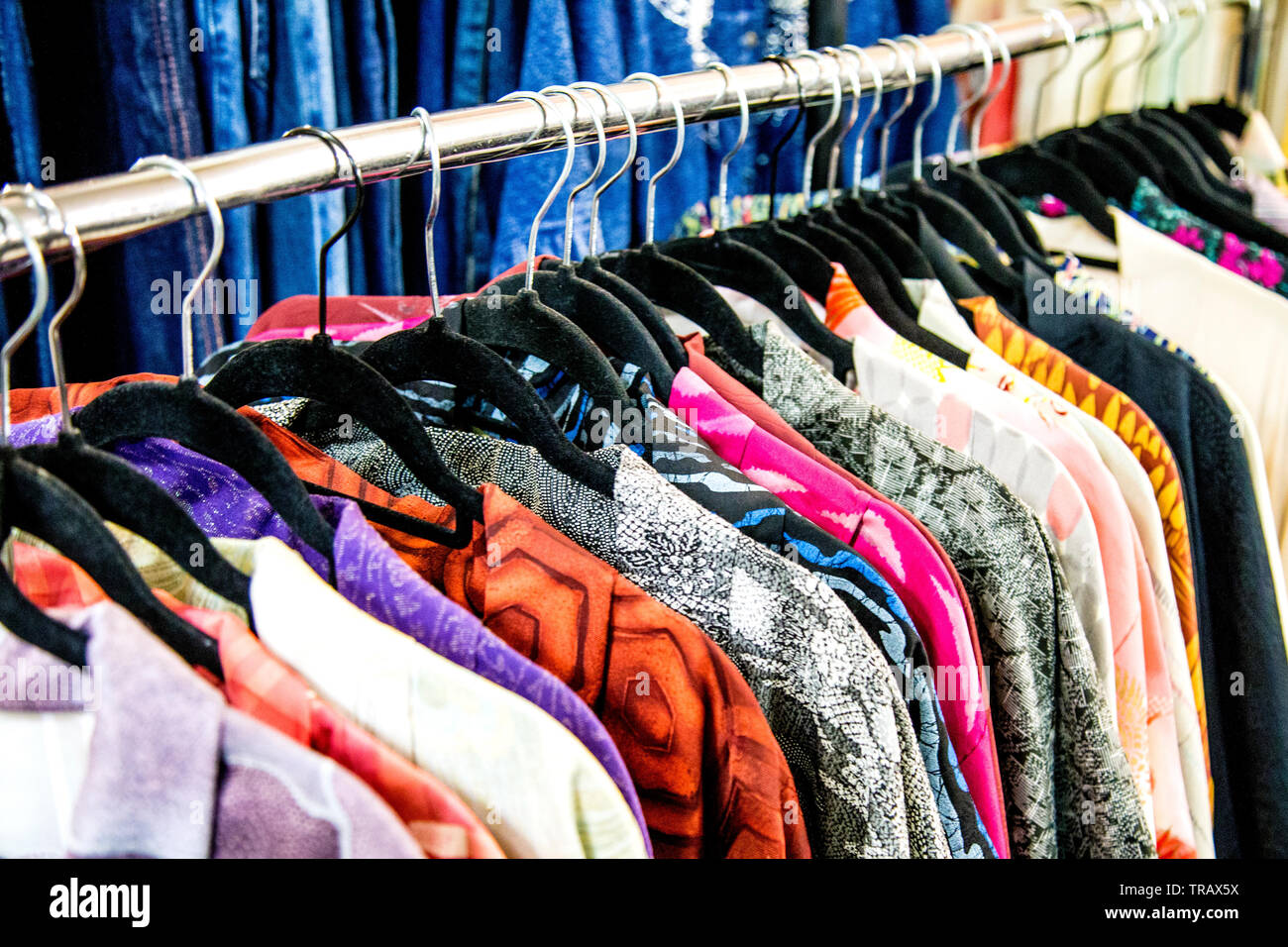 Vintage japanische Kimonos und haori Jacken hängen auf einer Schiene an der Brick Lane Vintage Markt, London, UK Stockfoto