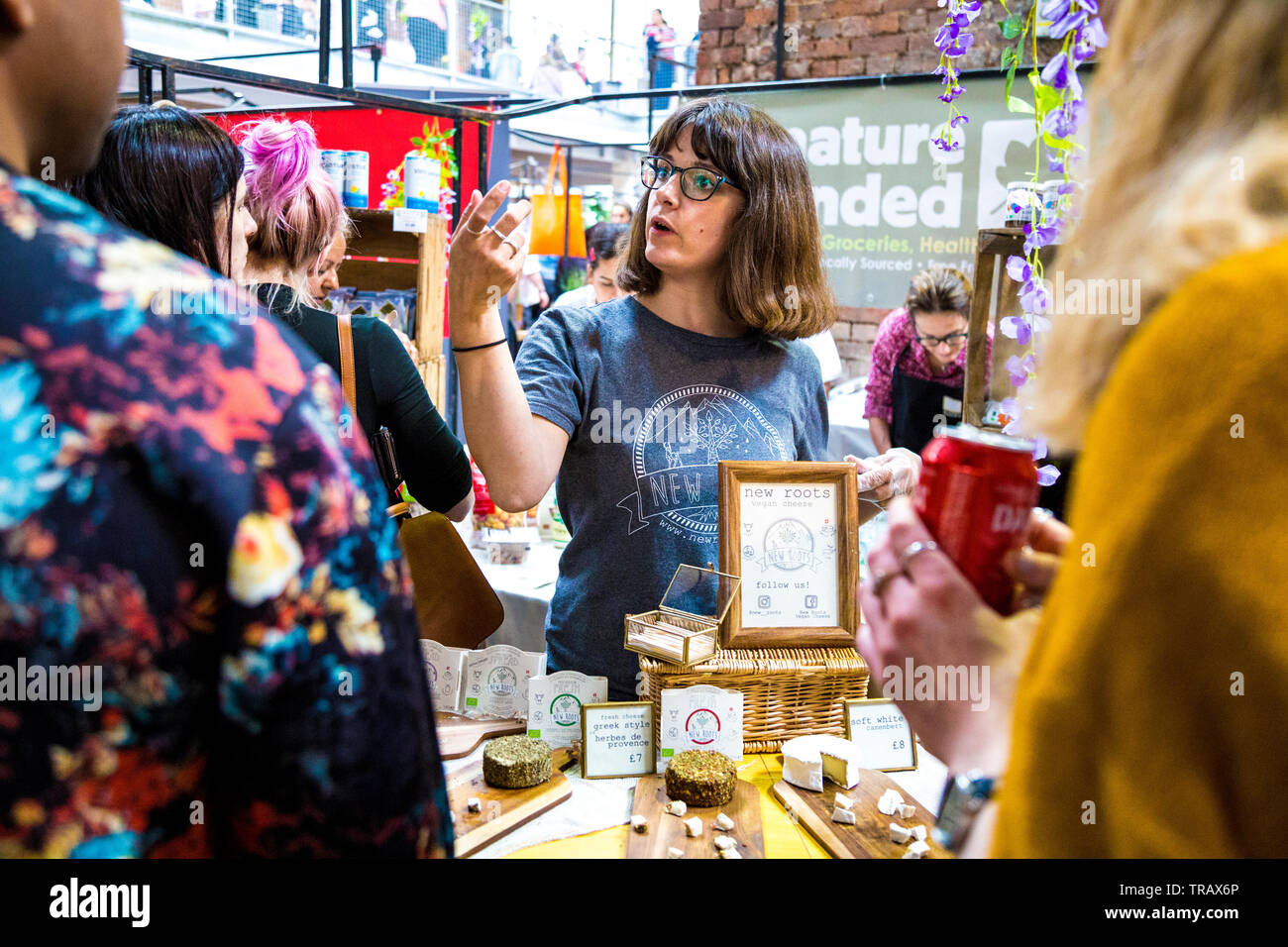 27. Mai 2019 frei von Festival neue Wurzeln vegane Käse stehen, Frau Brille über Produkte sprechen, das Kesselhaus, London, UK Stockfoto