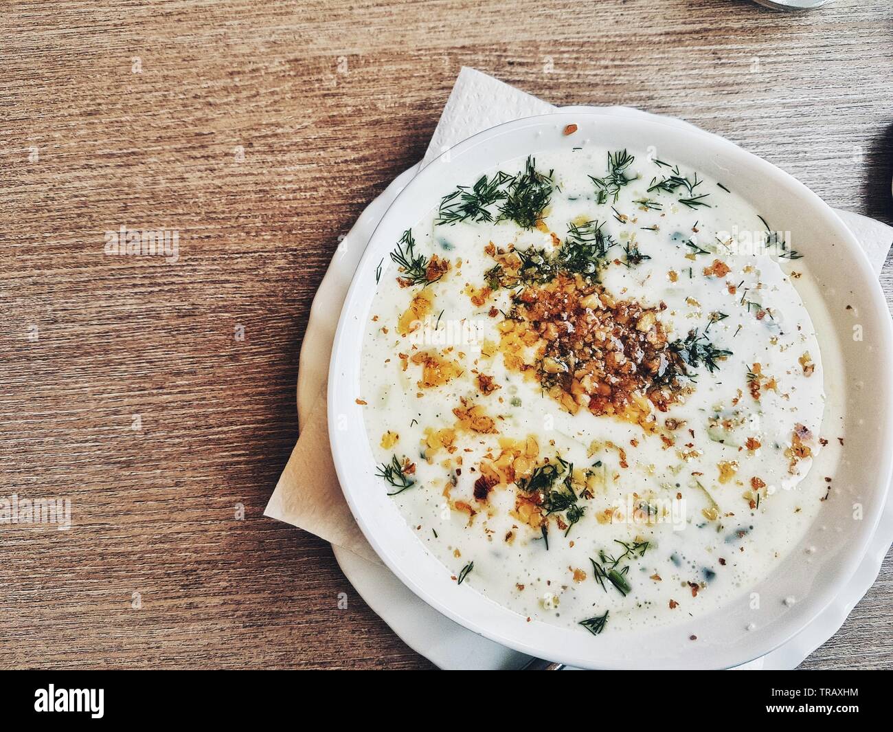 Eine Platte mit Sommer Suppe auf einer hölzernen Tisch in einem Restaurant Stockfoto