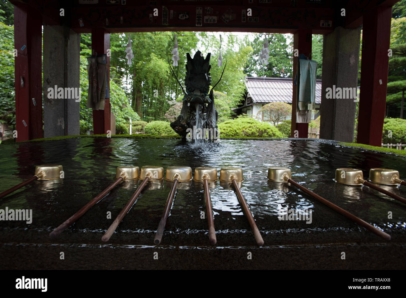 Eine chōzuya oder temizuya, shinto Wasser Waschung Pavillon auf Kitaguchihongu Fuji Asama Heiligtum in Fujiyoshida, Yamanashi Präfektur in Japan. Stockfoto