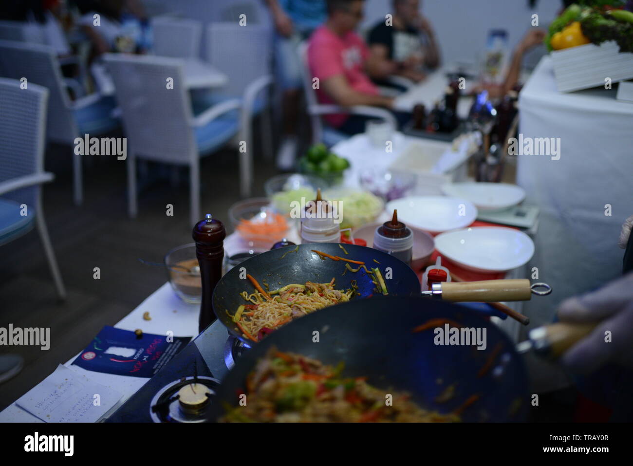 Der Küchenchef kocht im Restaurant Stockfoto