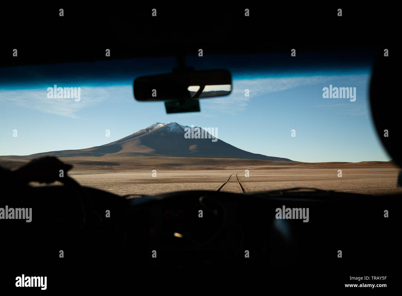 Fahren auf Feldweg in Richtung einer vulkanischen Gipfel auf dem bolivianischen Altiplano. Stockfoto