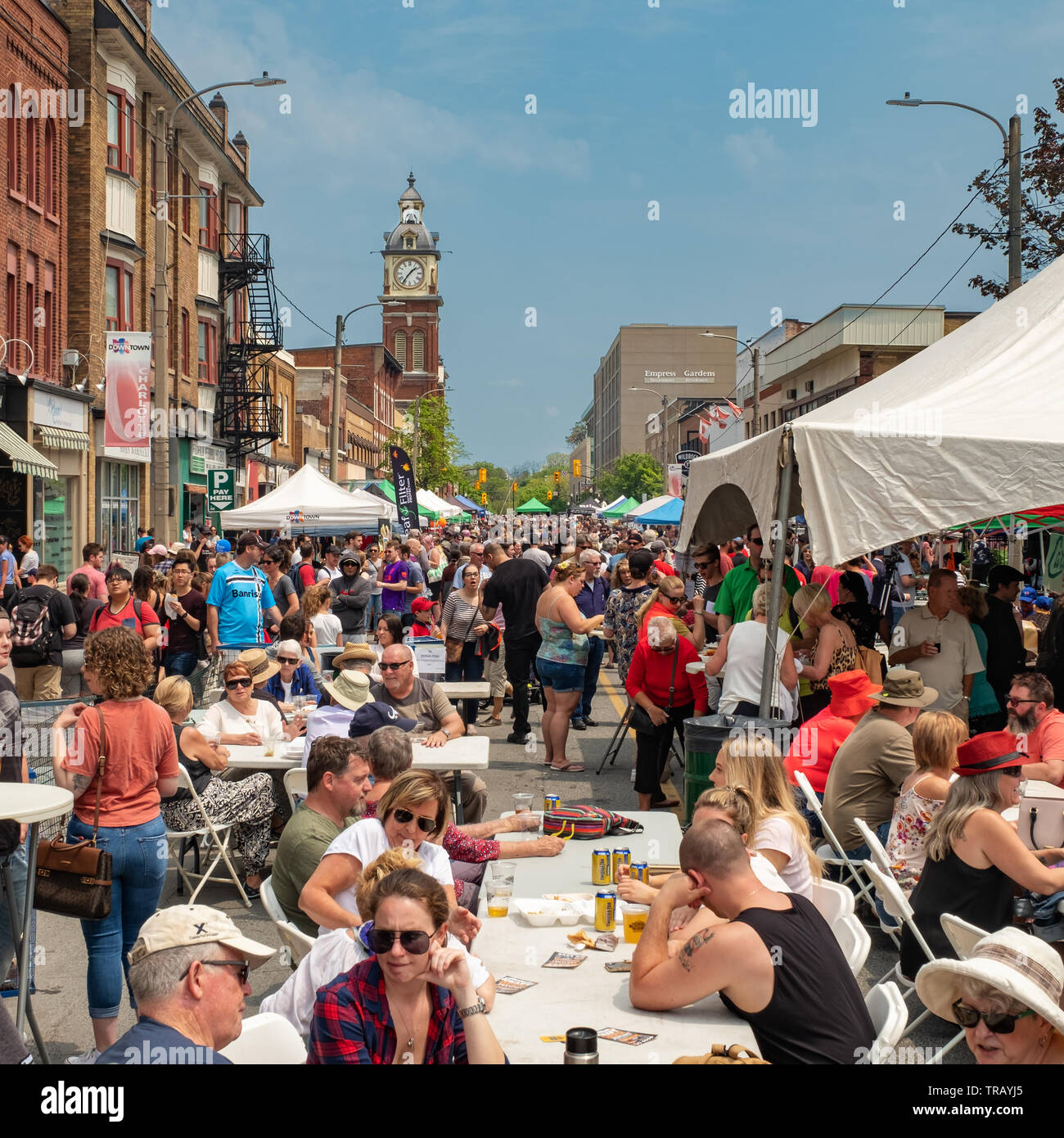 Peterborough, Ontario, Kanada - 1. Juni 2019: Die jährliche Peterborough" Geschmack der Innenstadt 'Food Festival, findet auf ein schönes, warmes Wochenende. Stockfoto