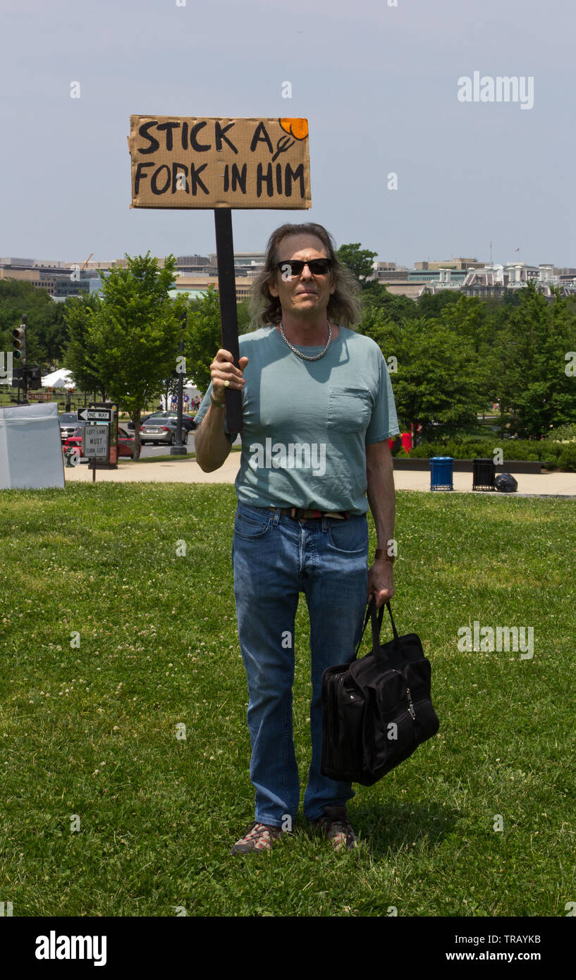 Washington, D.C., USA. 1. Juni 2019. Mann mit langen grauen / graue Haare hält bis Schild, kreuzen Sie eine Gabel in ihm", am Nationalen März Anzuklagen am 1. Juni 2019, auf dem Washington Monument in Washington, D.C., USA, durch die Leute verlangen Aktion organisiert. Die Absicht der Demonstration wurde in Frage zu stellen, warum Kongress nicht konnte seine gemäß der Verfassung verpflichtet, als eine Überprüfung auf impeachable Handlungen der Exekutive, die zur Zeit von Präsident Donald Trump, Bauträger, World Wrestling Entertainment Darsteller besetzt zu dienen, und der ehemalige Reality Show Star. Kay Howell/Alamy Stockfoto
