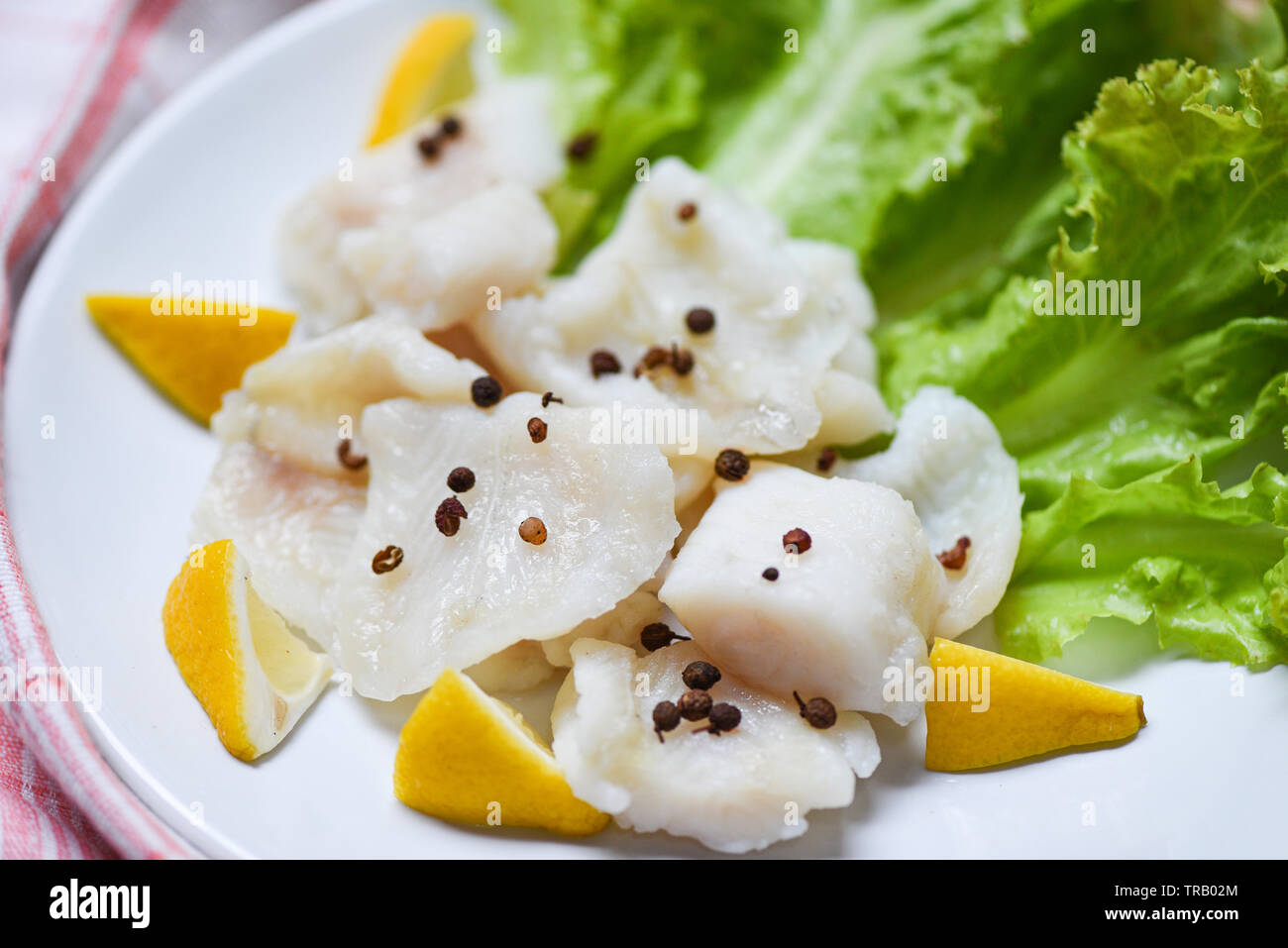 Gekochter Fisch Filet Stück mit Gewürzen auf Platte/Pangasius dolly Fisch Fleisch Stockfoto