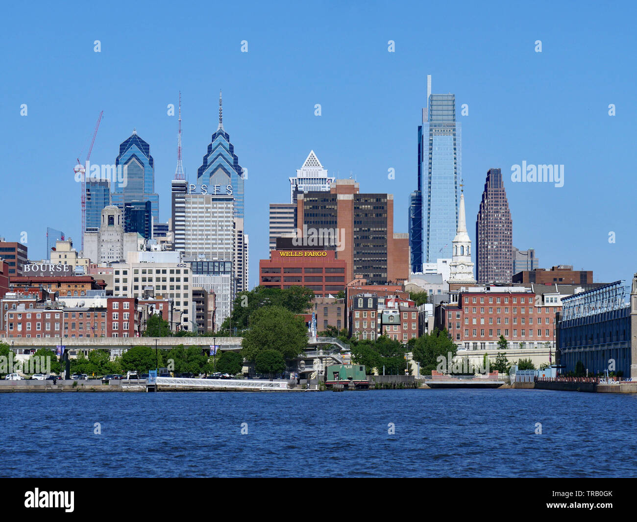 PHILADELPHIA - Mai 2019: A Waterfront Park in Camden, New Jersey, bietet einen schönen Blick auf die Skyline von Philadelphia über den Delaware River, einschließlich Stockfoto