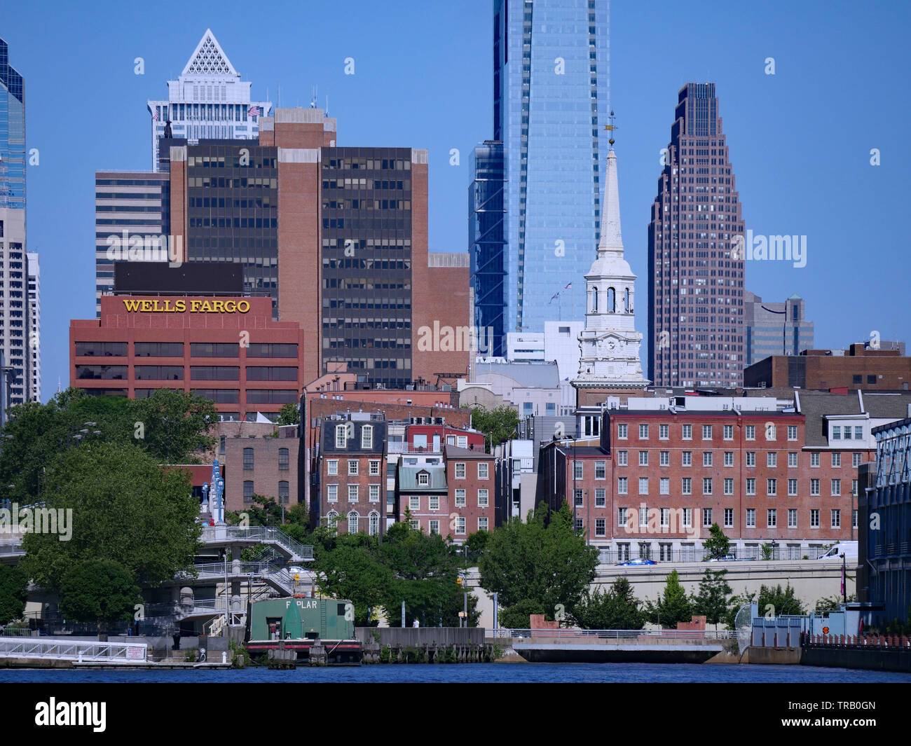 PHILADELPHIA - Mai 2019: A Waterfront Park in Camden, New Jersey, bietet einen schönen Blick auf die Skyline von Philadelphia über den Delaware River, einschließlich Stockfoto