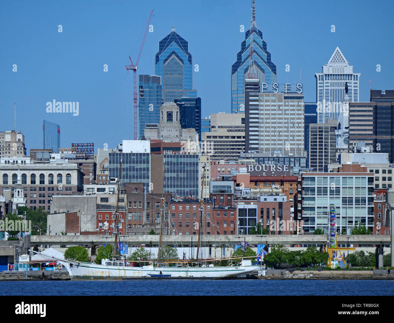 PHILADELPHIA - Mai 2019: A Waterfront Park in Camden, New Jersey, bietet einen schönen Blick auf die Skyline von Philadelphia über den Delaware River, und ein Meer Stockfoto