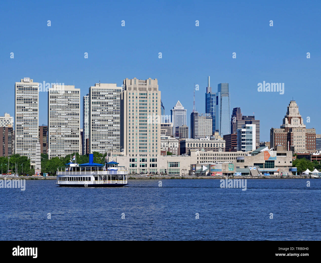 PHILADELPHIA - Mai 2019: A Waterfront Park in Camden, New Jersey, bietet einen schönen Blick auf die Skyline von Philadelphia über den Delaware Rive, die b Stockfoto