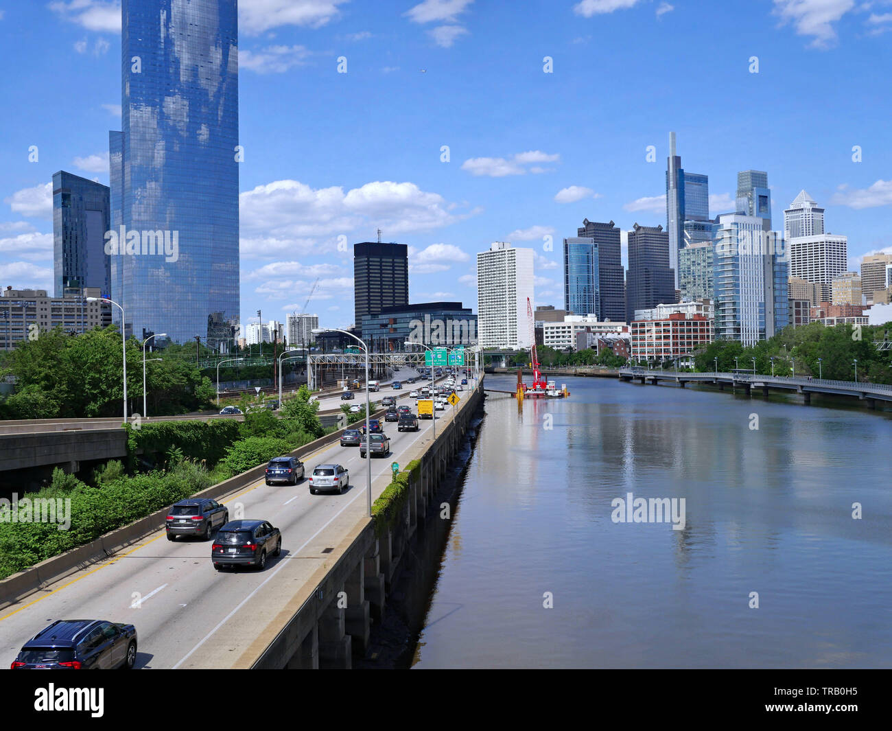 Philadelphia Skyline in 2019 mit Expressway auf der Westseite des Schuylkill River und Freizeit Promenade entlang der anderen Bank für Radfahrer und Stockfoto