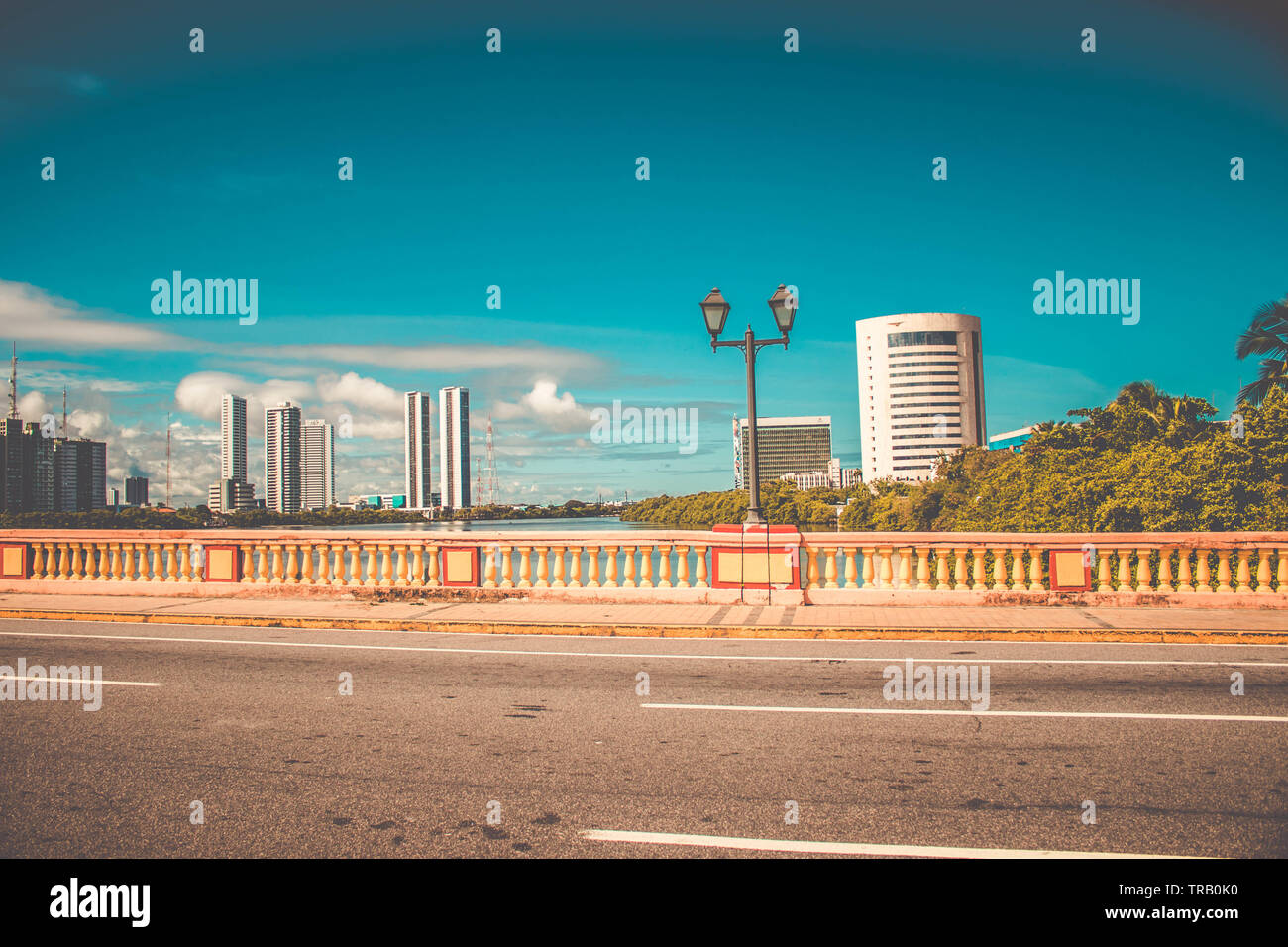 Panoramablick auf die historische Architektur von Recife in Pernambuco, von der berühmten Brücken über den Fluss Capibaribe Stockfoto