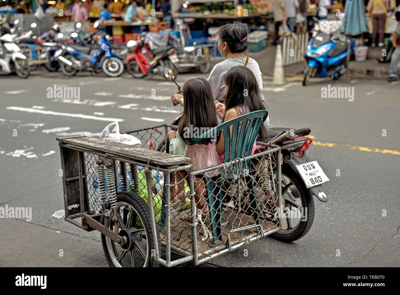 Thailand Familie Motorrad. Mutter transportiert ihre Kinder in einem  behelfsmäßigen Motorrad-Beiwagen Stockfotografie - Alamy