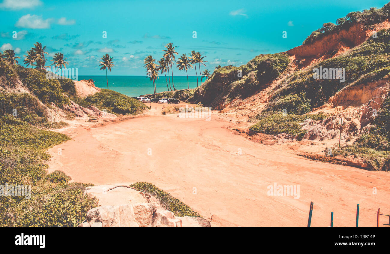 Rote Klippen am Coqueirinho's Beach in Conde, Paraíba, Brasilien Stockfoto