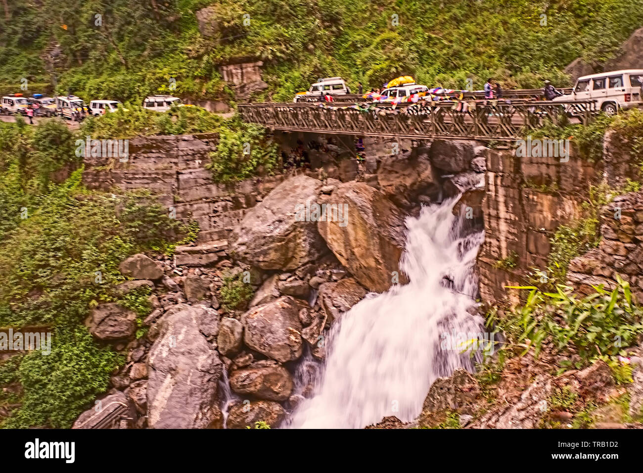 Vehicular, Verkehr, nach Norden, Sikkim, über die Brücke, auf Naga Wasser fällt, Fläche, um seismische bolns zoneshuge, Felsen, gefunden, neben, Wasserfälle, Magan, noch Stockfoto