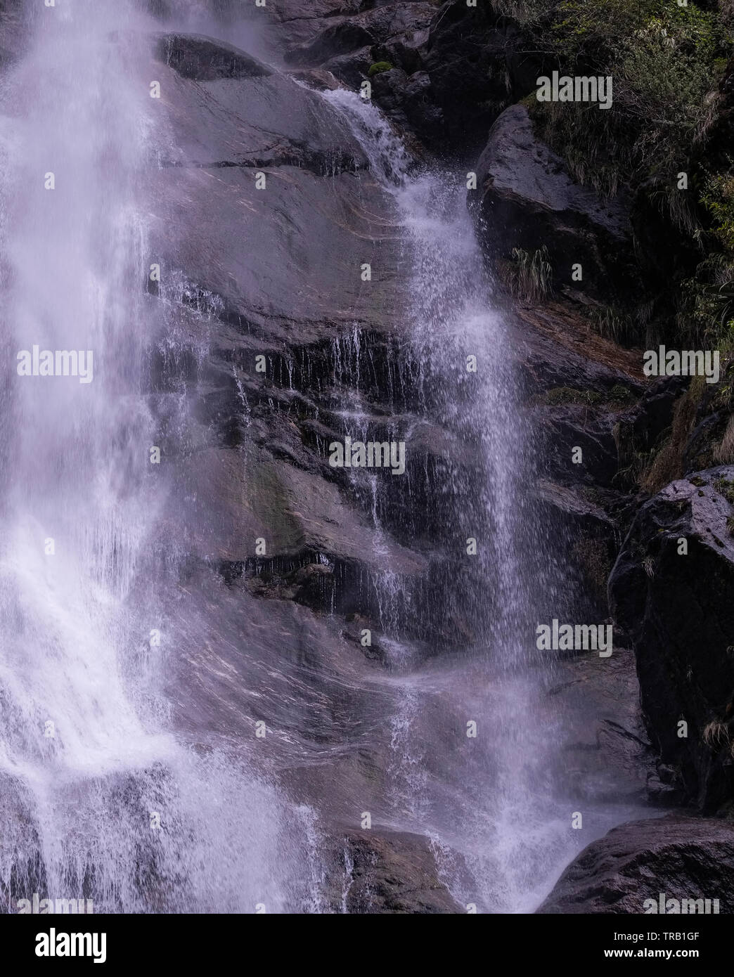 Wasser, strömend, wie Augentropfen, der Gott, Lord Shiva, an weema Wasser fällt,Sikkim, Indien. Stockfoto