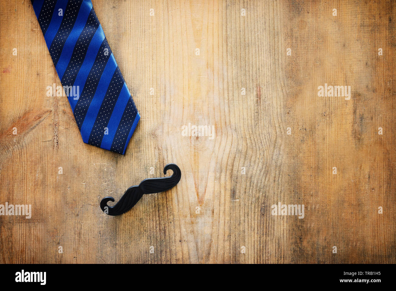 Vatertag Konzept. Krawatte und Schnurrbart über Holz- Hintergrund. top Aussicht, flach Stockfoto