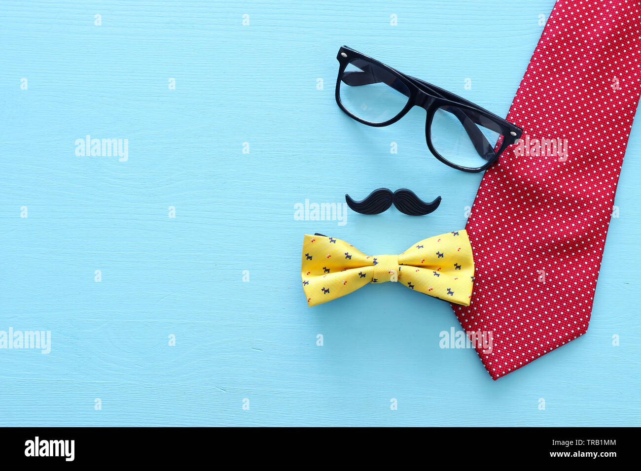 Vatertag Konzept. Krawatte und Schnurrbart über Holz- Hintergrund. top Aussicht, flach Stockfoto
