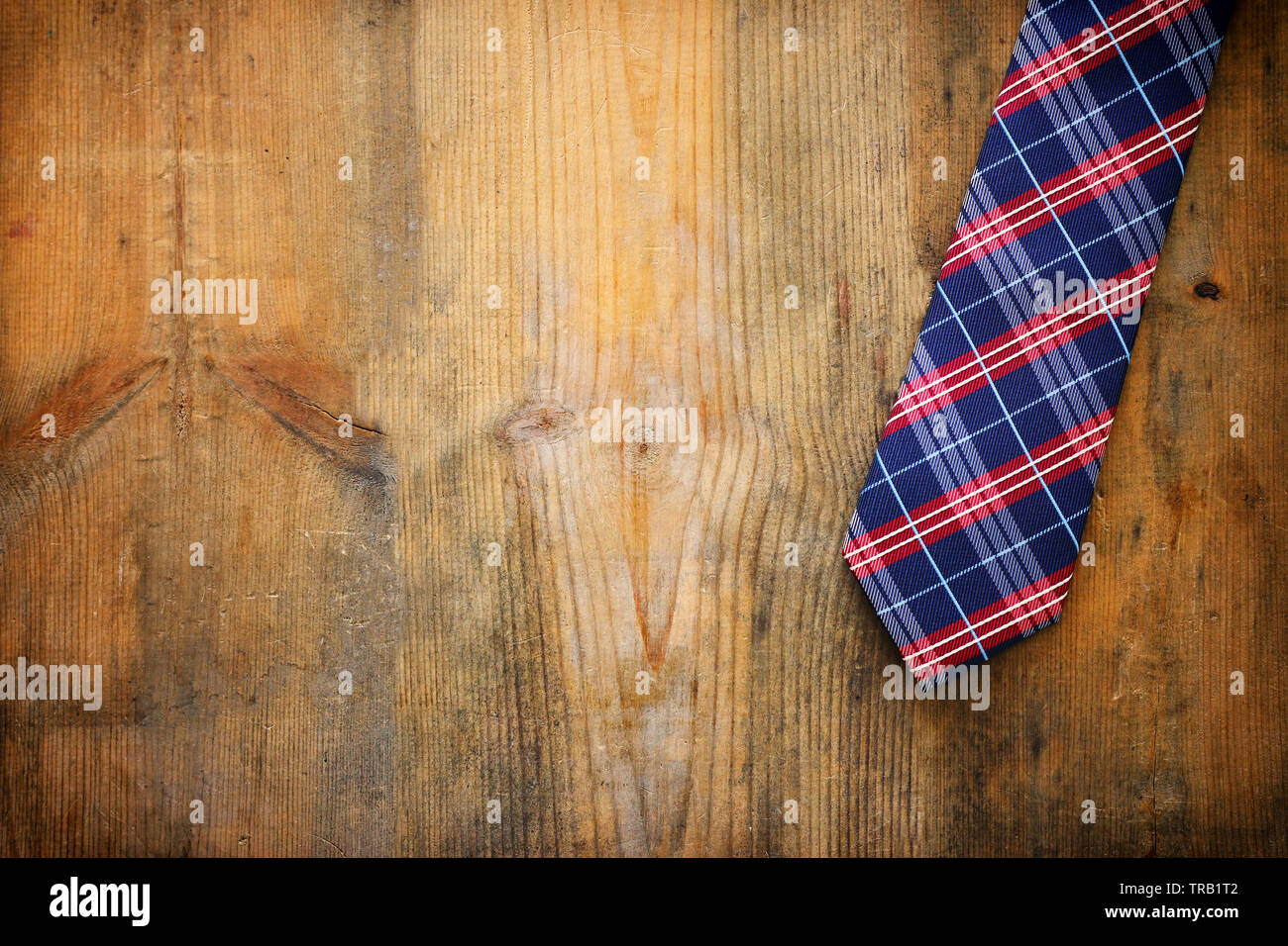 Vatertag Konzept. Krawatte über Holz- Hintergrund. top Aussicht, flach Stockfoto