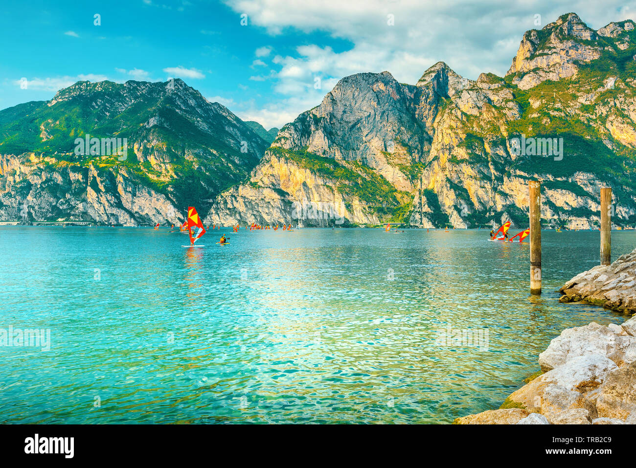 Beliebte Sommer Urlaub und Freizeit Lage, Surfer im See in der Nähe von Riva del Garda, Gardasee, Italien, Europa Ausübung Stockfoto