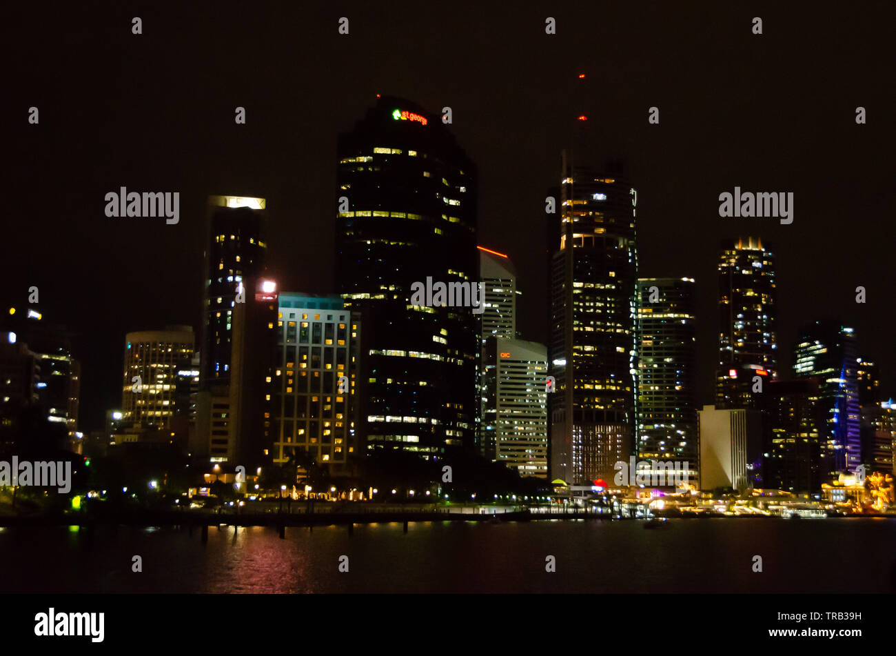 Wolkenkratzer neben River, Central Business District, Brisbane, Queensland, Australien Stockfoto