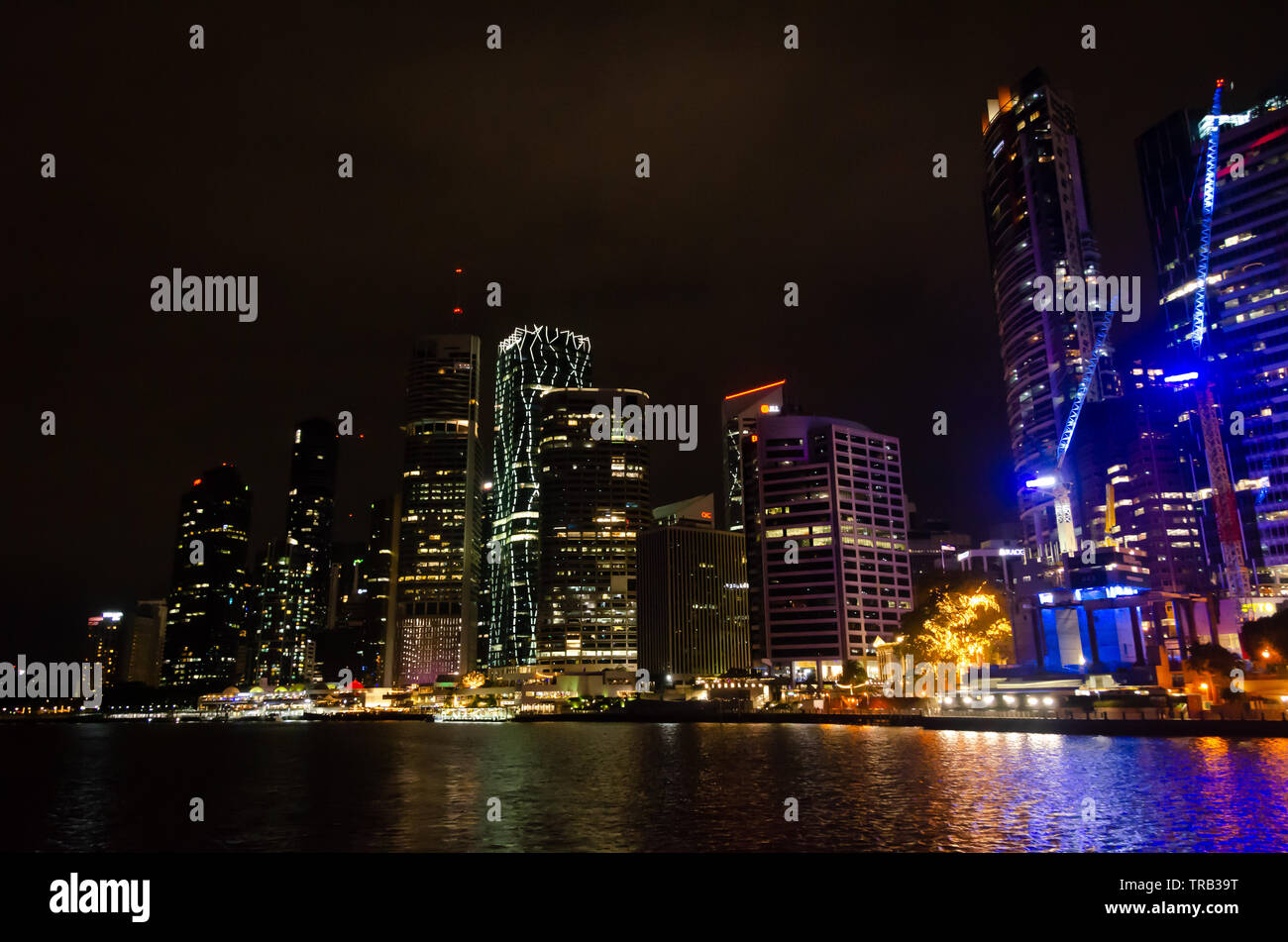 Wolkenkratzer neben River, Central Business District, Brisbane, Queensland, Australien Stockfoto