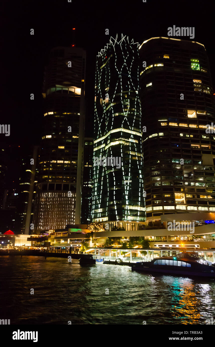 Wolkenkratzer neben River, Central Business District, Brisbane, Queensland, Australien Stockfoto