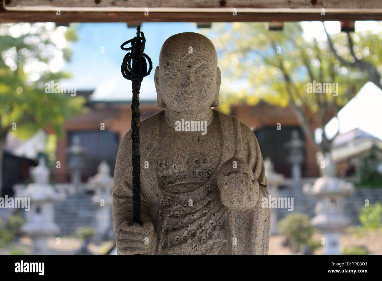 Die Detailansicht der umherwandernden Mönch Statue an Reisenji Tempel. In Beppu, Oita, April 2019 getroffen Stockfoto