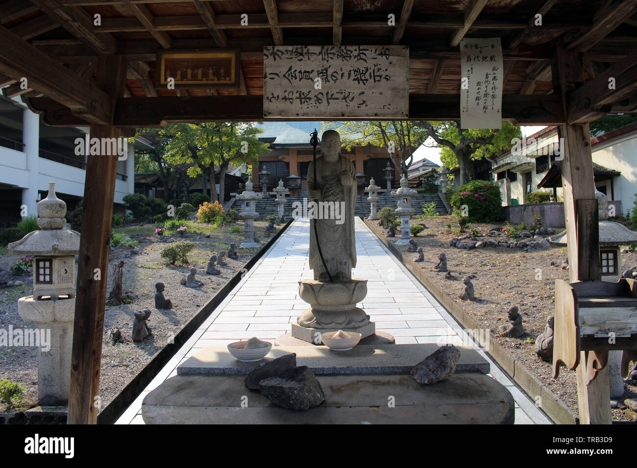 Die Detailansicht der umherwandernden Mönch Statue an Reisenji Tempel. In Beppu, Oita, April 2019 getroffen Stockfoto