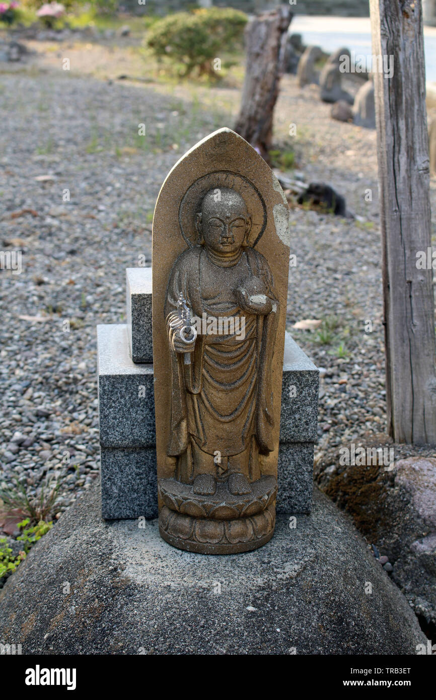 Die Detailansicht der umherwandernden Mönch Statue an Reisenji Tempel. In Beppu, Oita, April 2019 getroffen Stockfoto