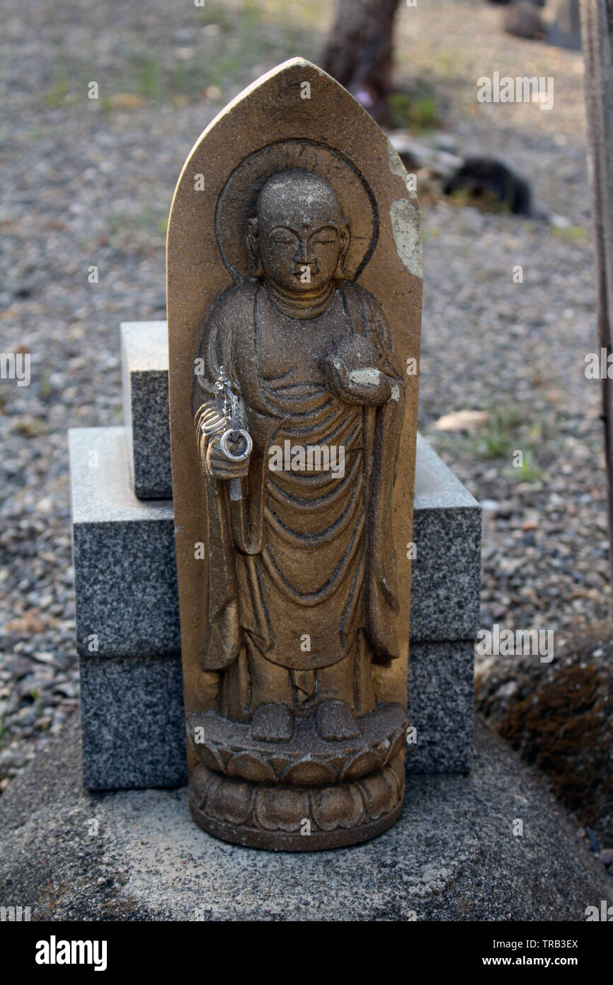 Die Detailansicht der umherwandernden Mönch Statue an Reisenji Tempel. In Beppu, Oita, April 2019 getroffen Stockfoto