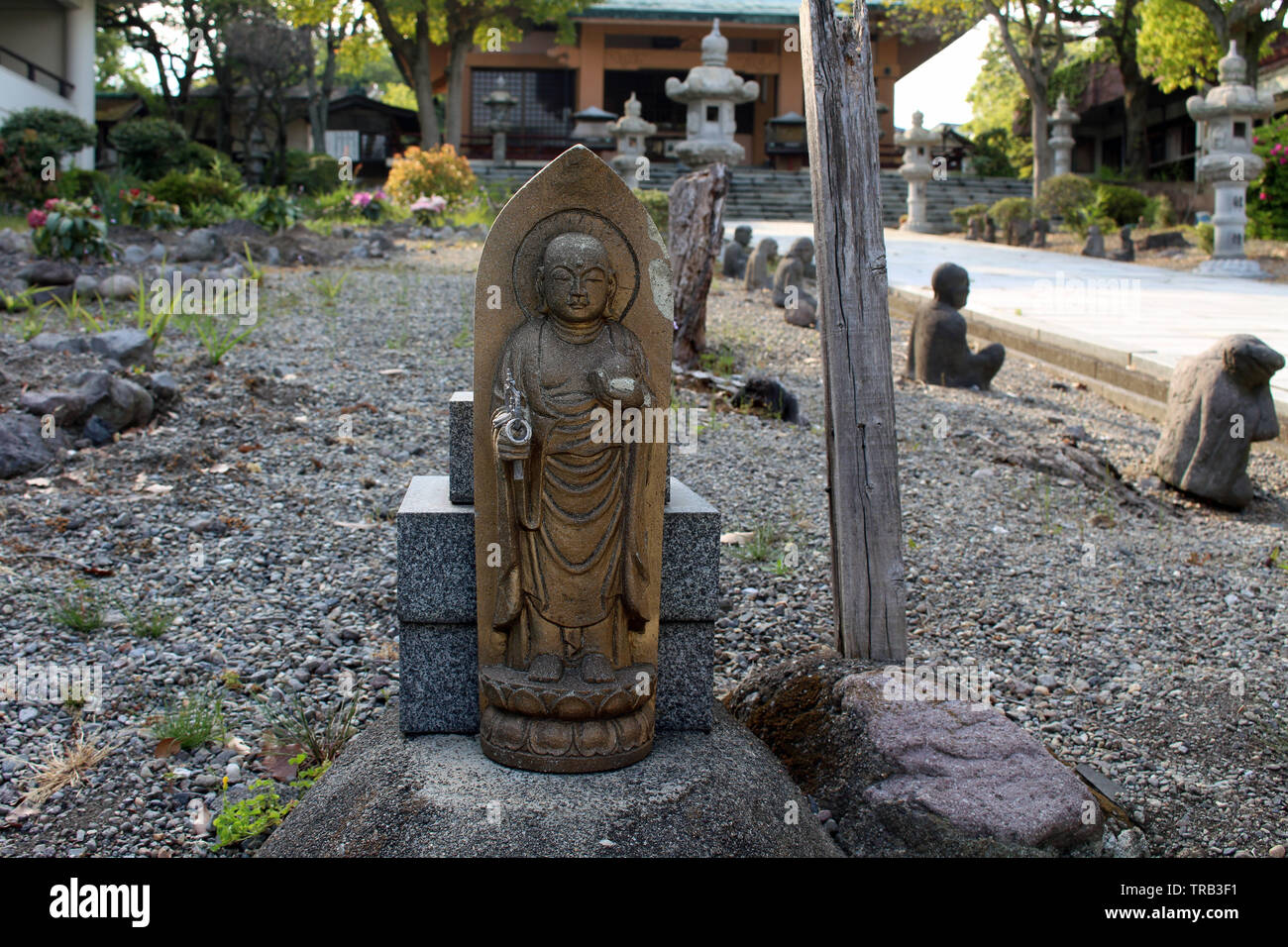 Die Detailansicht der umherwandernden Mönch Statue an Reisenji Tempel. In Beppu, Oita, April 2019 getroffen Stockfoto