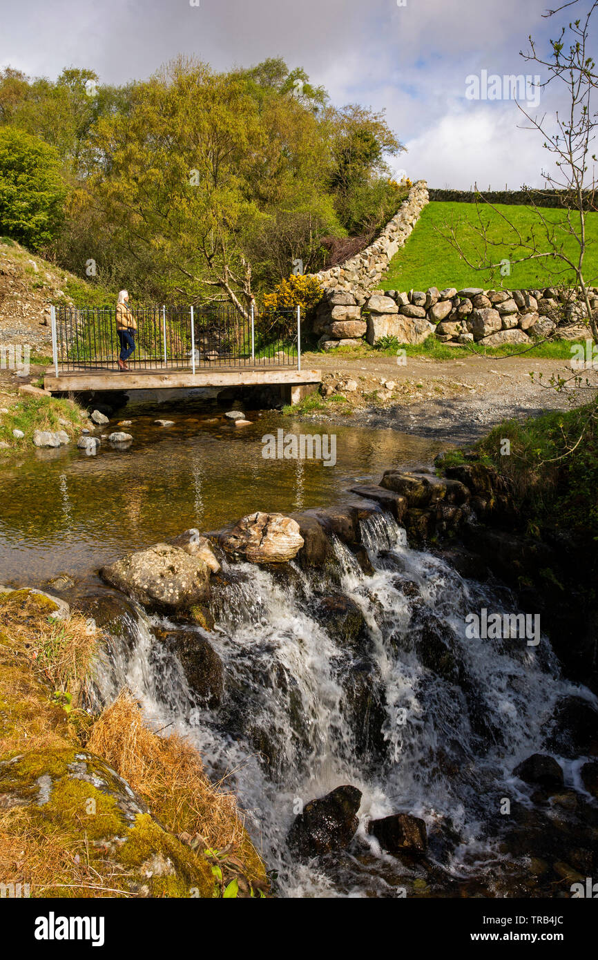 Nordirland, Co unten, niedrige Mournes, Crockbane, Frau Kreuzung Fuß-Brücke bei Ford über Cassy Wasser Stockfoto