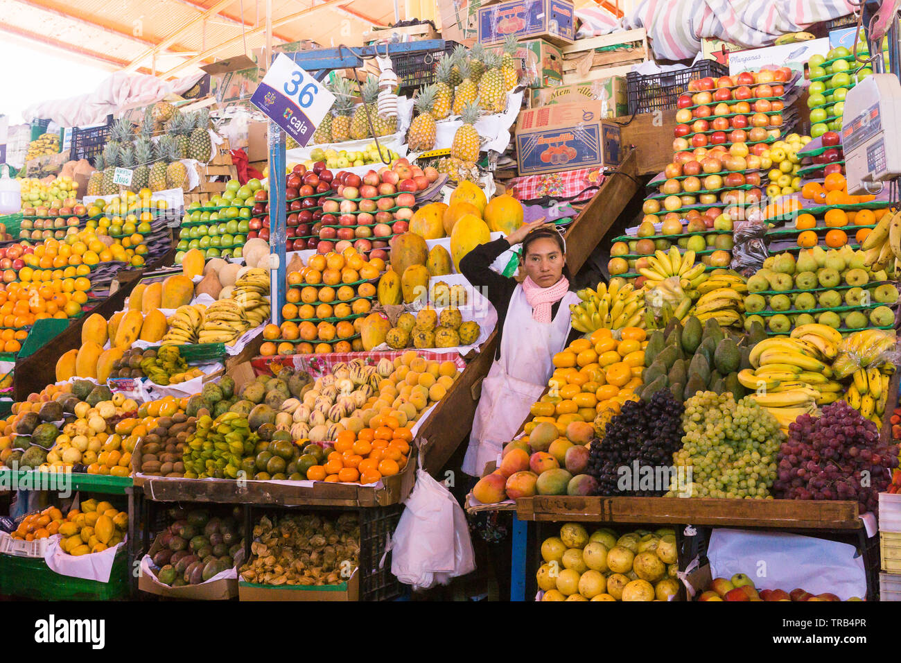 Obst Anbieter in San Camilo Markt in Arequipa, Peru. Stockfoto