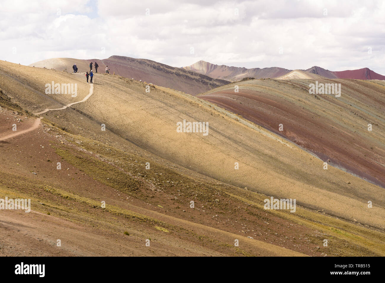 Peru Palccoyo Berg (alternative Rainbow Berg) - Leute Trekking entlang den Hängen der bunten Palccoyo Berg in Peru, Südamerika. Stockfoto