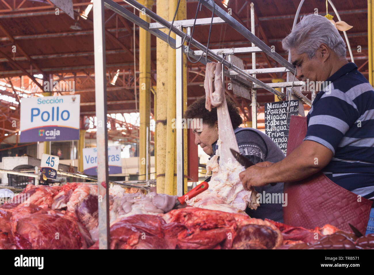 Metzger in San Camilo Markt in Arequipa, Peru. Stockfoto