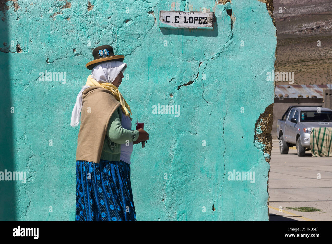 Eine Frau, die traditionelle peruanische Kleidung in der andinen Dorfes Salinas Moche. Stockfoto