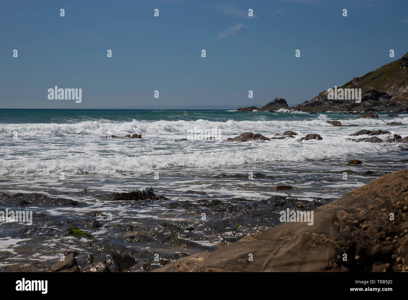 Blick auf den Atlantik das Meer spült auf eines der kleinen Buchten an der Küste der Halbinsel Lizard in Cornwall, West England, Großbritannien Stockfoto