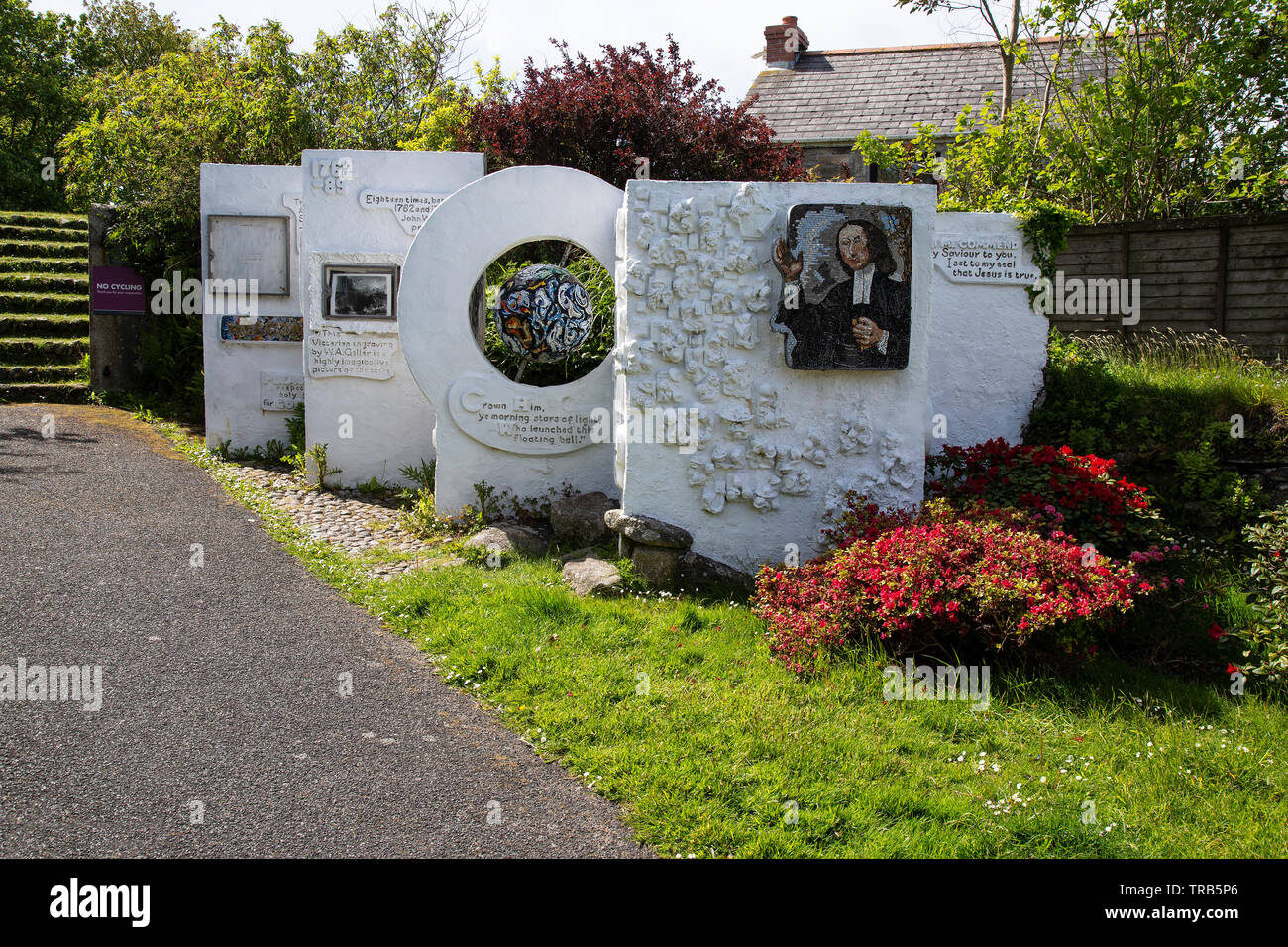 Ein Stein Anzeige weiß gestrichen und mit farbigen Bilder und Zitate John Wesley und Methodismus bei Gwennap Grube in Cornwall zu gedenken geschmückt Stockfoto