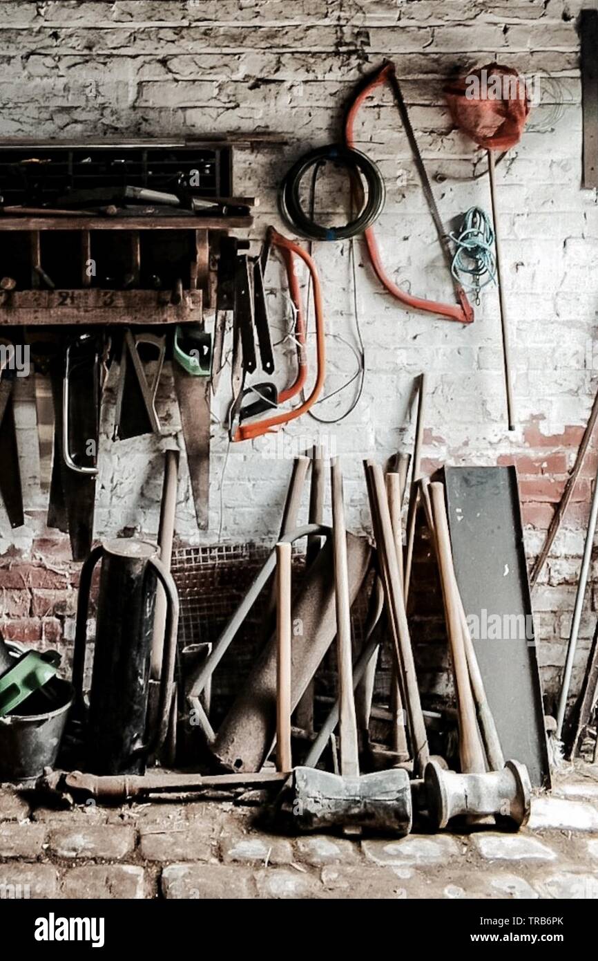 Alte Werkzeuge in der Werkstatt Stockfoto