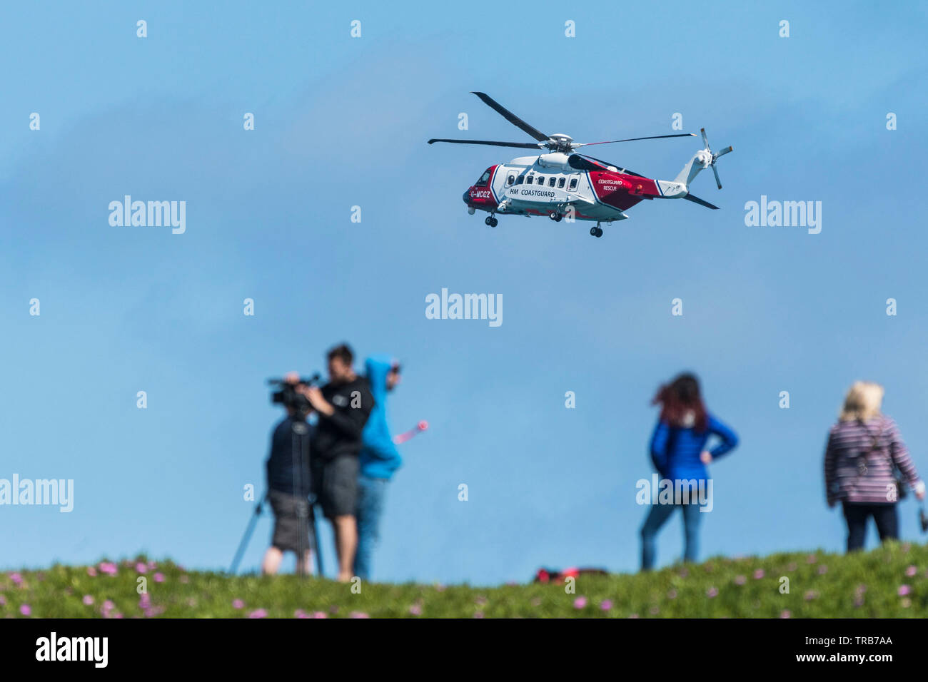 Eine Sikorsky S-92 ein HM Küstenwache SAR-Hubschrauber G-MCCZ von Bristol Hubschrauber fliegen Overhead in England, Großbritannien betrieben. Stockfoto