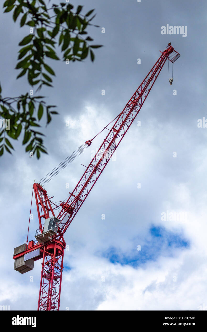 Großen Roten Kran gegen dramatische Wolken, Engel Wiese, Manchester, UK Stockfoto