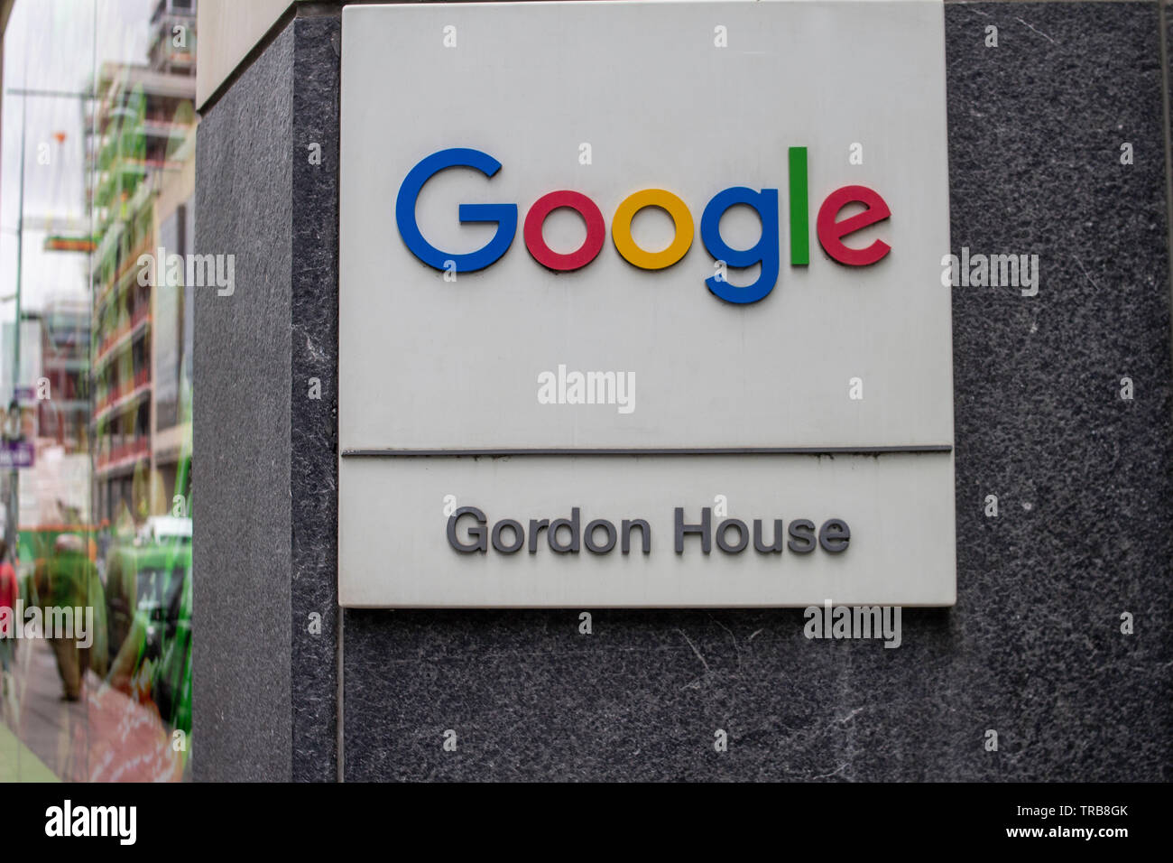Die Google Zeichen außerhalb ihres Büros, Gordon House, Barrow Street, Dublin, Irland. Stockfoto