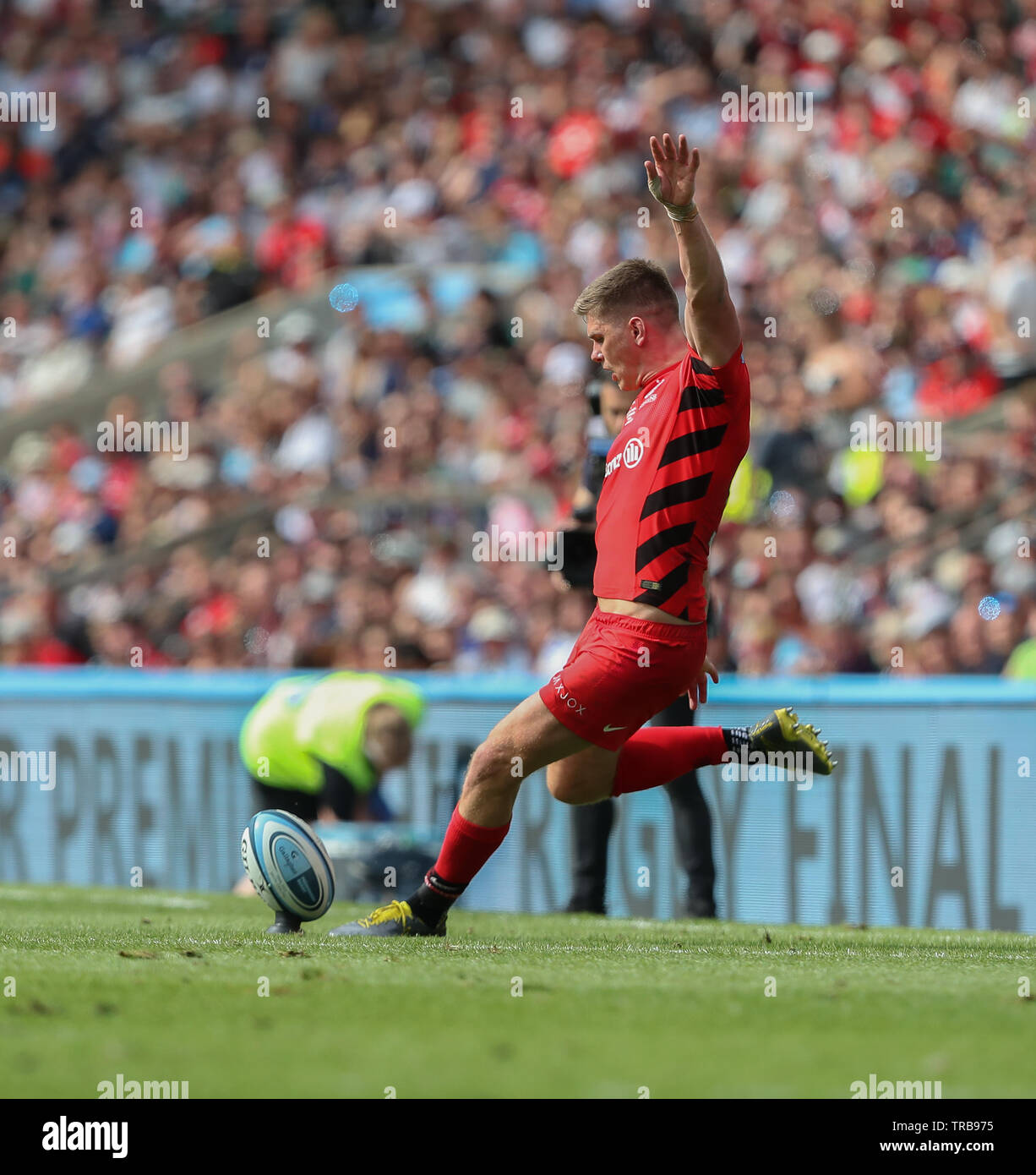 01.06.2019 Twickenham, England. Owen Farrell tritt einen Elfmeter in