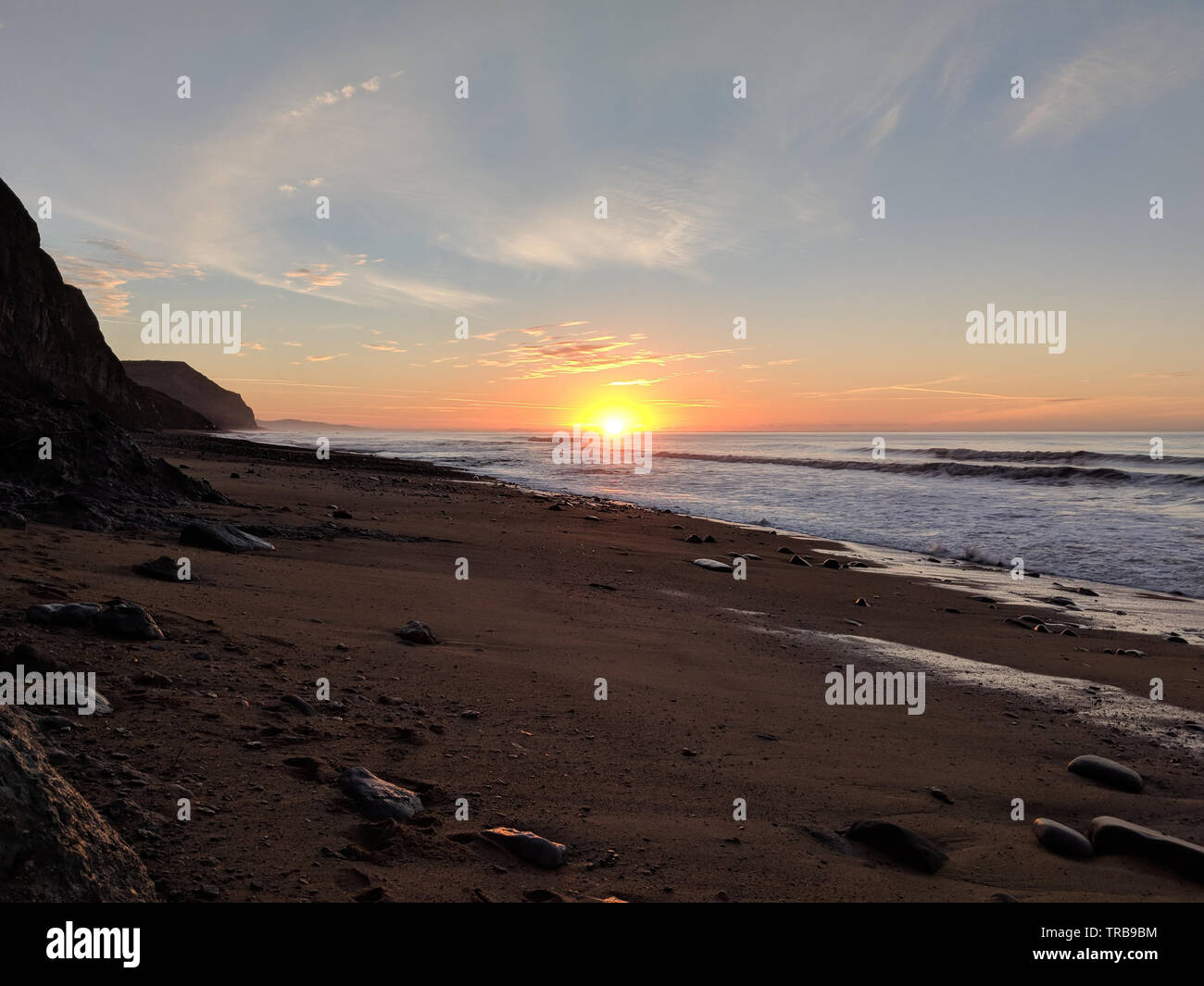 Charmouth Beach Winter Sonnenaufgang mit Blick auf die goldene Kappe Stockfoto