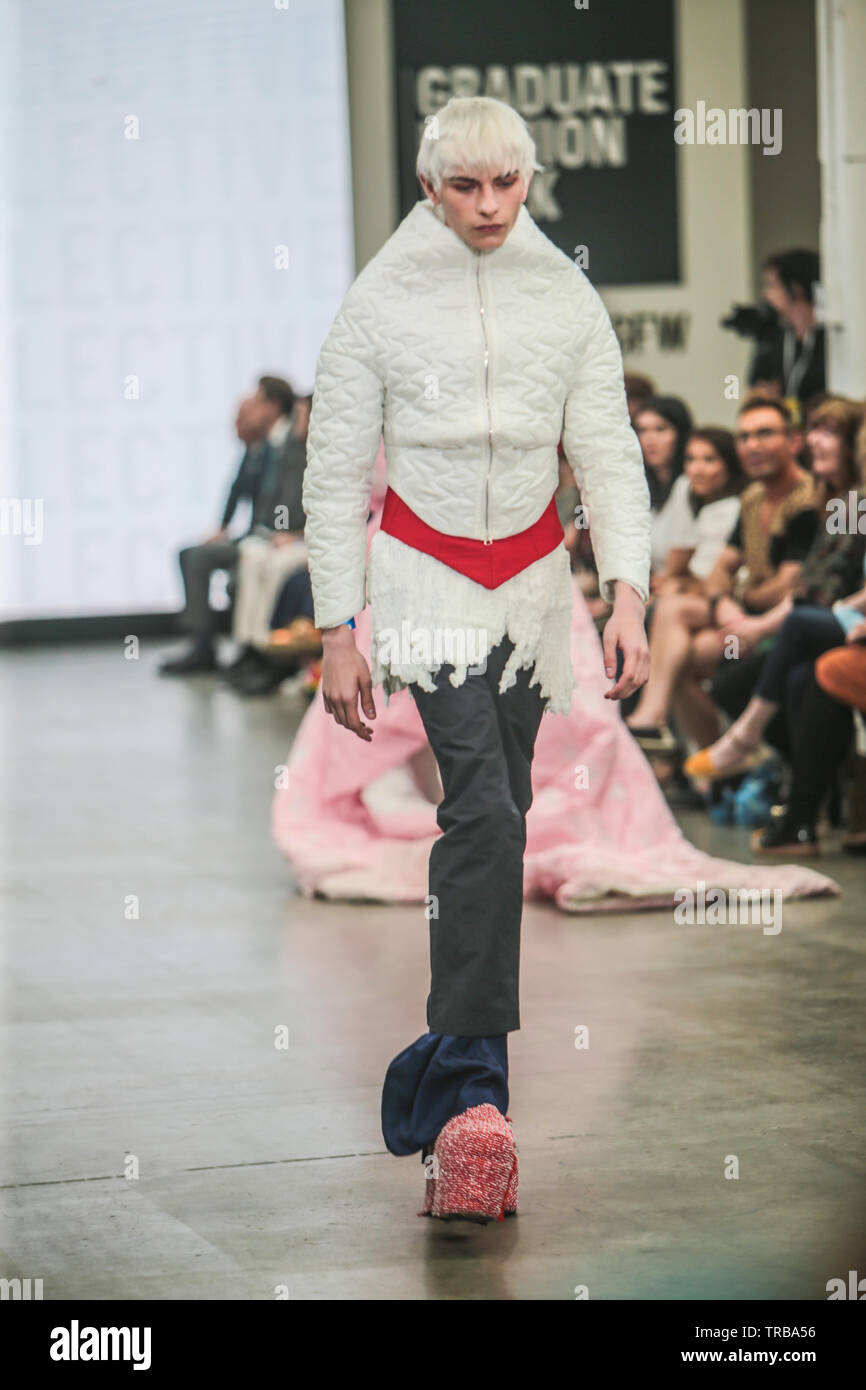 London, Großbritannien. 02 Juni, 2019. Die Graduate Fashion Week Ausstellung 2019 präsentiert die besten Graduate Fashion aus dem ganzen Land. Präsentation von 90 britischen und internationalen Universitäten, neben aufregende und einzigartige steht, das Essen, die Bar, die in der Industrie führende und VIP-Gespräche in der Gfw Live Talk Platz und vieles mehr. Credit: Paul Quezada-Neiman/Alamy leben Nachrichten Stockfoto