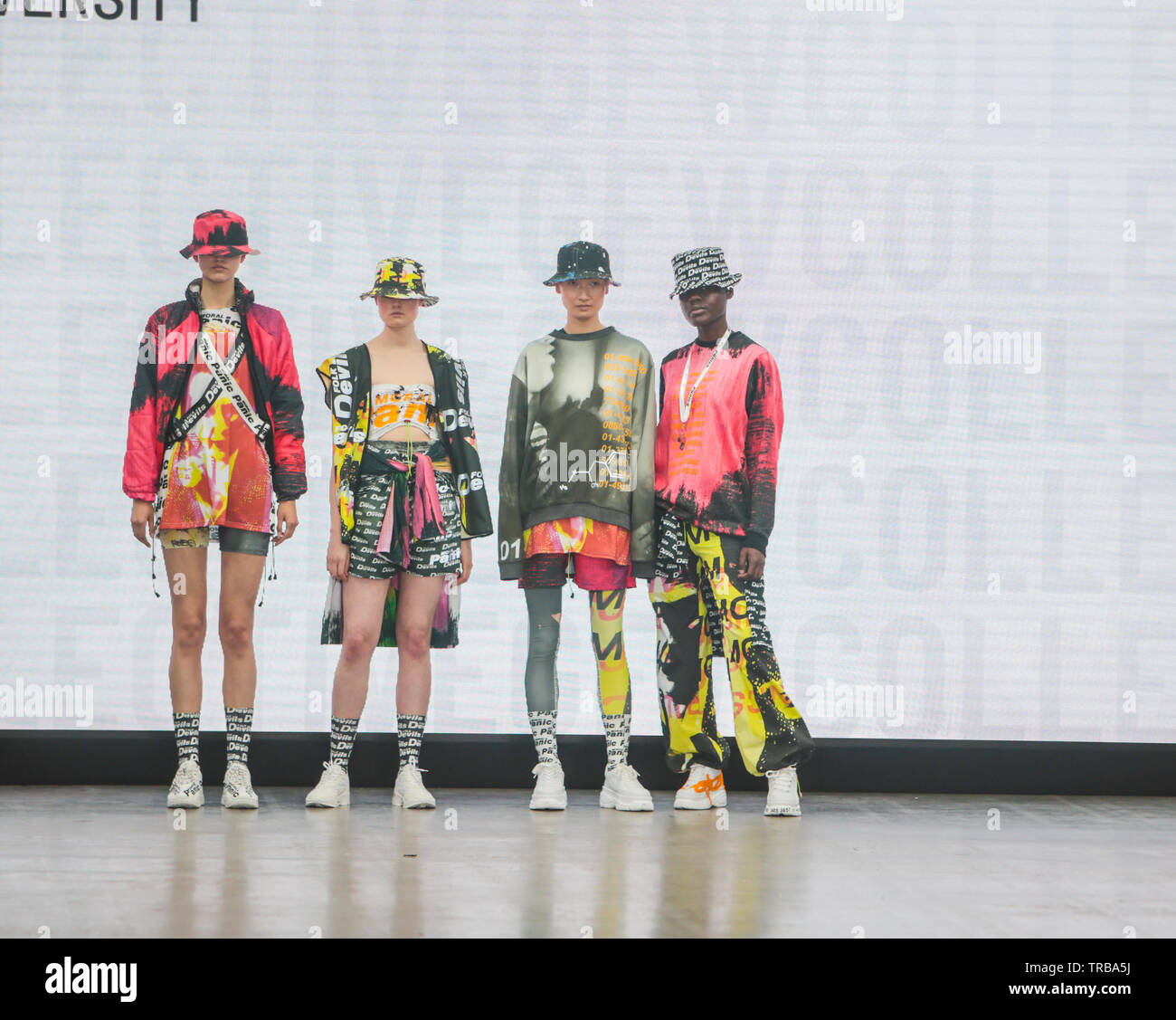 London, Großbritannien. 02 Juni, 2019. Die Graduate Fashion Week Ausstellung 2019 präsentiert die besten Graduate Fashion aus dem ganzen Land. Präsentation von 90 britischen und internationalen Universitäten, neben aufregende und einzigartige steht, das Essen, die Bar, die in der Industrie führende und VIP-Gespräche in der Gfw Live Talk Platz und vieles mehr. Credit: Paul Quezada-Neiman/Alamy leben Nachrichten Stockfoto