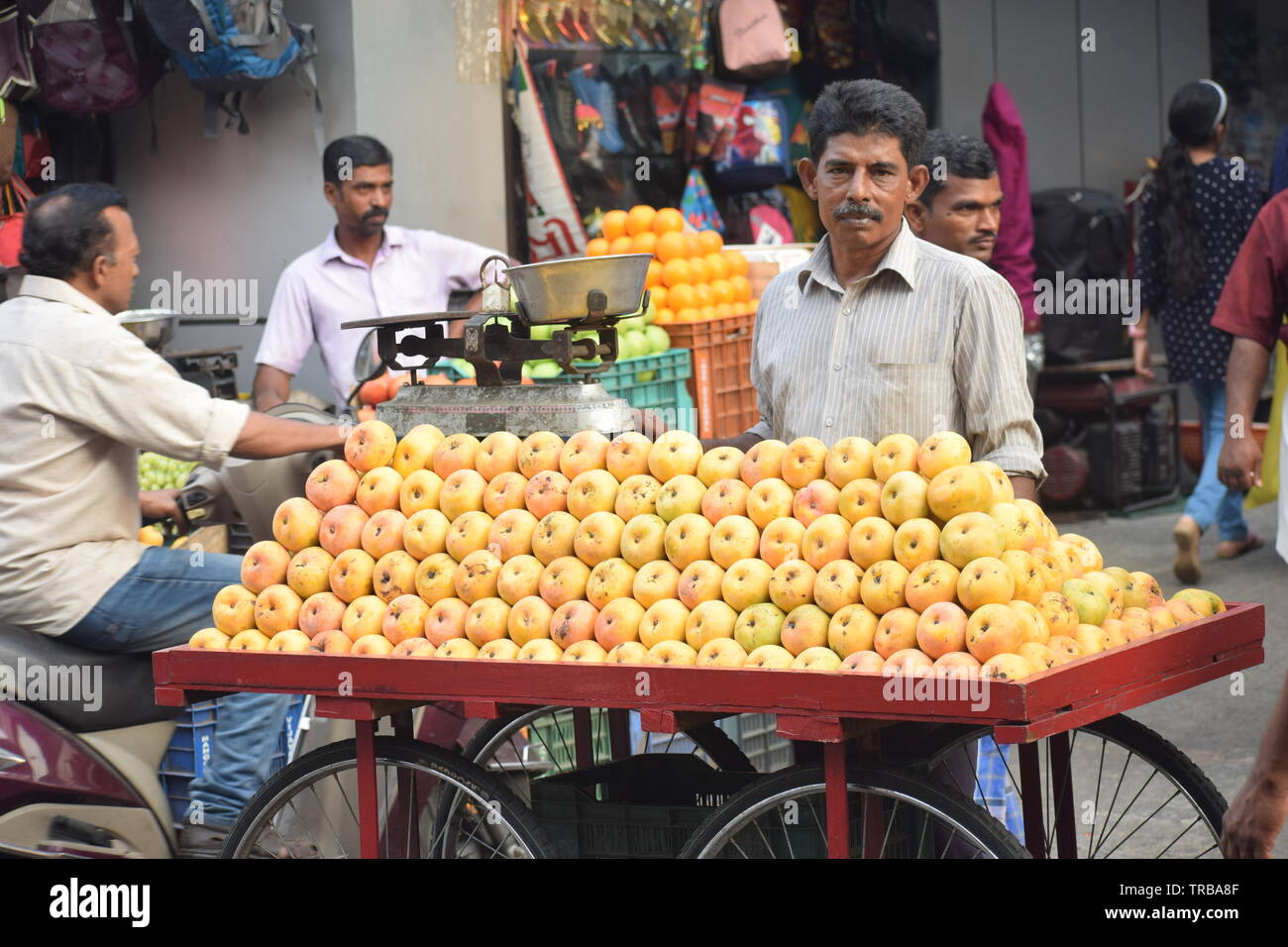Obst Verkäufer in einer Straße Stockfoto