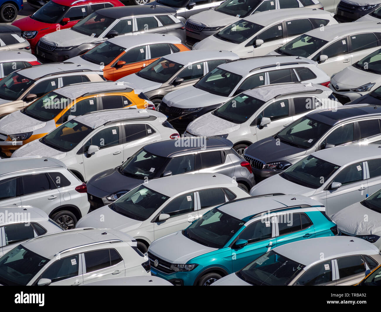 BARCELONA, Spanien - 9. Mai 2019: Neue Pkw Parkplatz, Luftaufnahme, sonnigen Tag Stockfoto