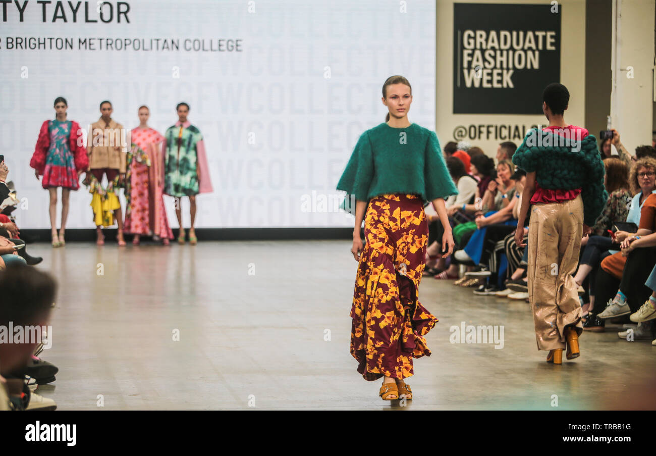 London, Großbritannien. 02 Juni, 2019. Die Graduate Fashion Week Ausstellung 2019 präsentiert die besten Graduate Fashion aus dem ganzen Land. Präsentation von 90 britischen und internationalen Universitäten, neben aufregende und einzigartige steht, das Essen, die Bar, die in der Industrie führende und VIP-Gespräche in der Gfw Live Talk Platz und vieles mehr. Credit: Paul Quezada-Neiman/Alamy leben Nachrichten Stockfoto